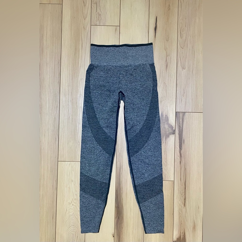 PINK Victoria’s Secret Seamless Leggings Size XS Gray Black EUC